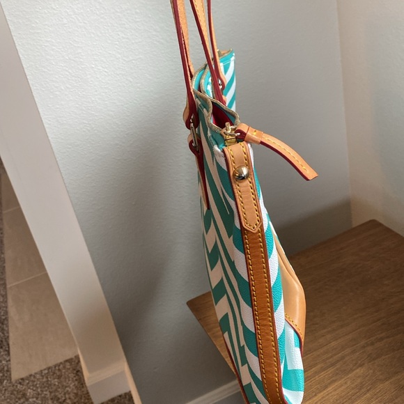 Dooney & Bourke Teal & White Chevron Large Tote, NWOT, Keychain, FC521 SE - Picture 13 of 13